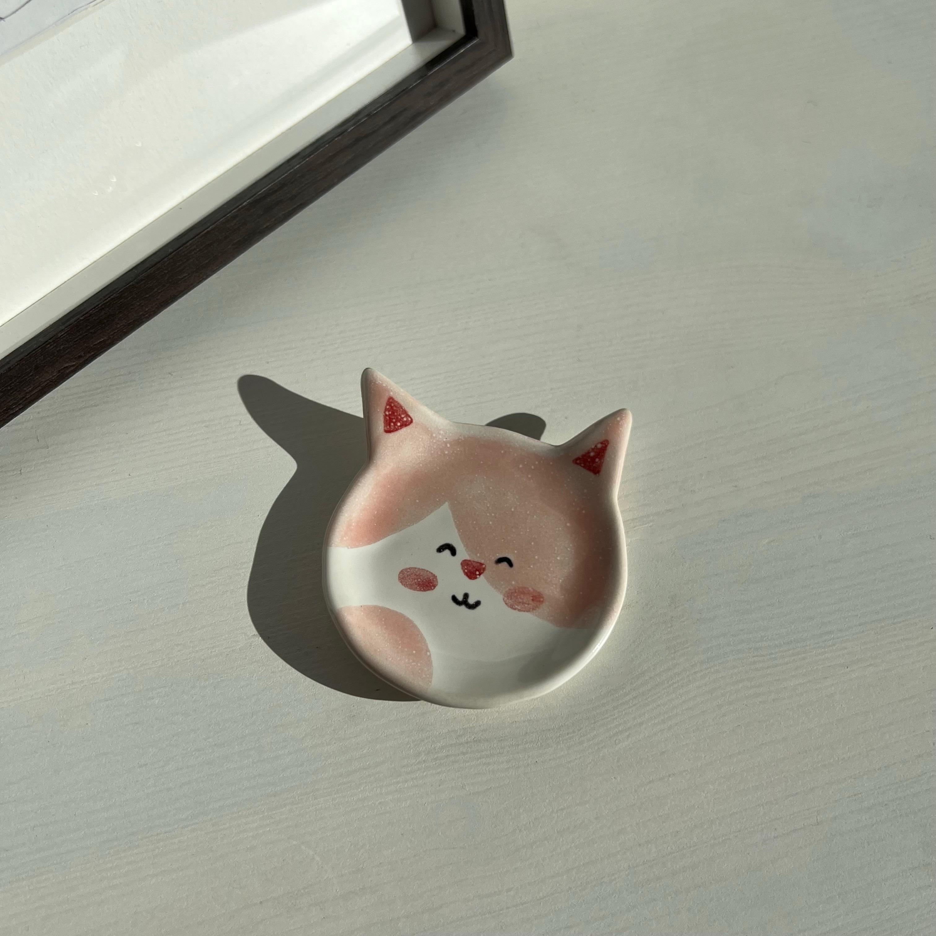 Kedili Pembe Takı Tabağı