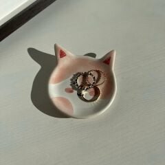 Kedili Pembe Takı Tabağı